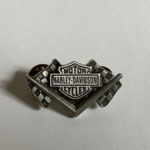 🧡NEW🧡 HARLEY DAVIDSON BAR & SHIELD W/RACING FLAGS PIN RARE VINTAGE 2005